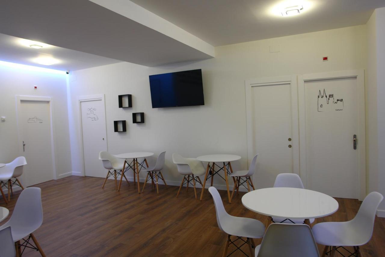 Hostel Trovadores Бургос Экстерьер фото